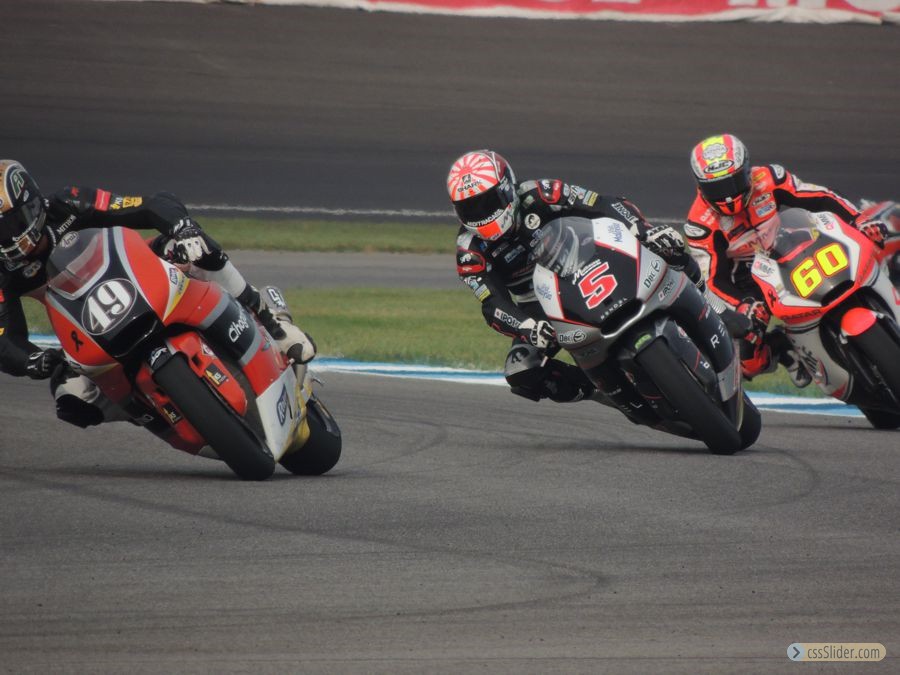 49 Axel Pons leading 5 Zarco & 60 Simeon into corner